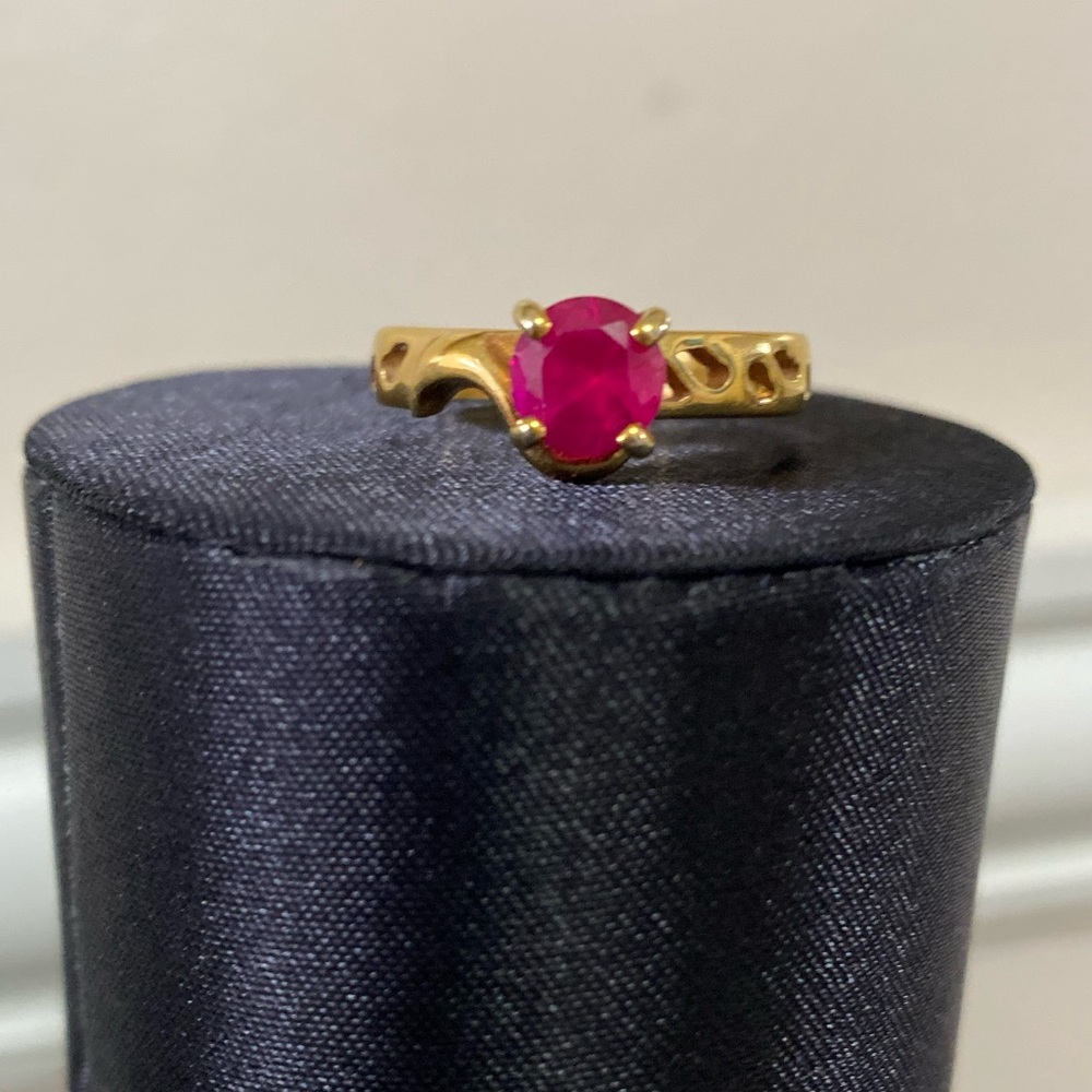 Vintage 14k HGE Lind Gold Ring with Red Gemstone